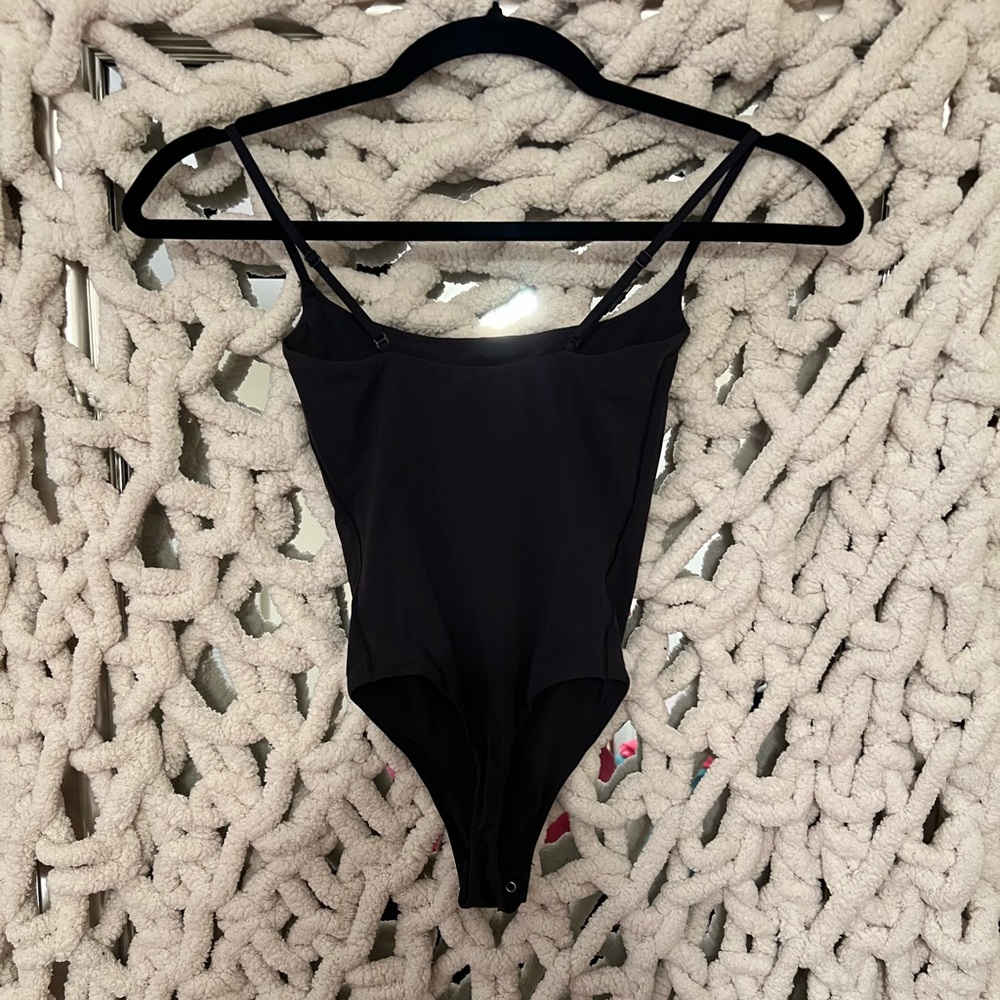 SKIMS FITS EVERYBODY CAMI THONG BODYSUIT NWOT - ONYX - Picture 5 of 7